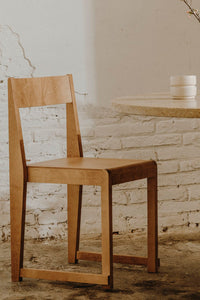Frama Chair 01 warm brown naast tafel 