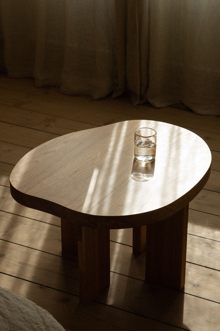 Frama Farmhouse salontafel met licht door gordijnen en glas