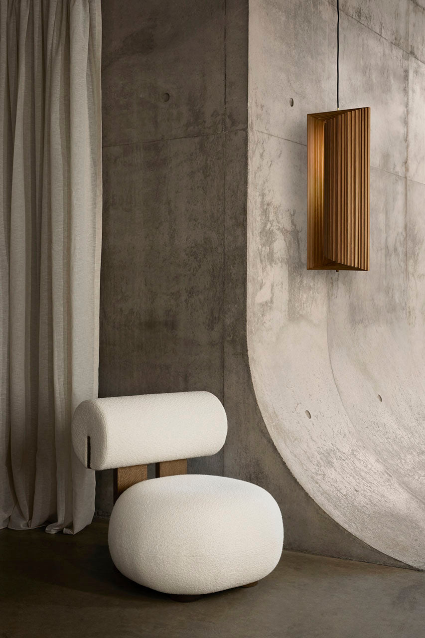 NORR11 Hippo lounge chair onder lamp