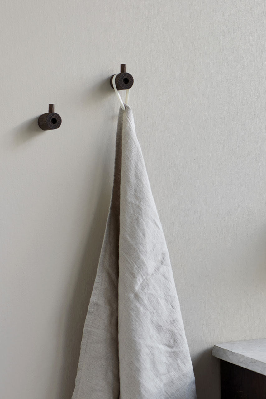 Moebe wooden wall hooks dark smoked oak met theedoek