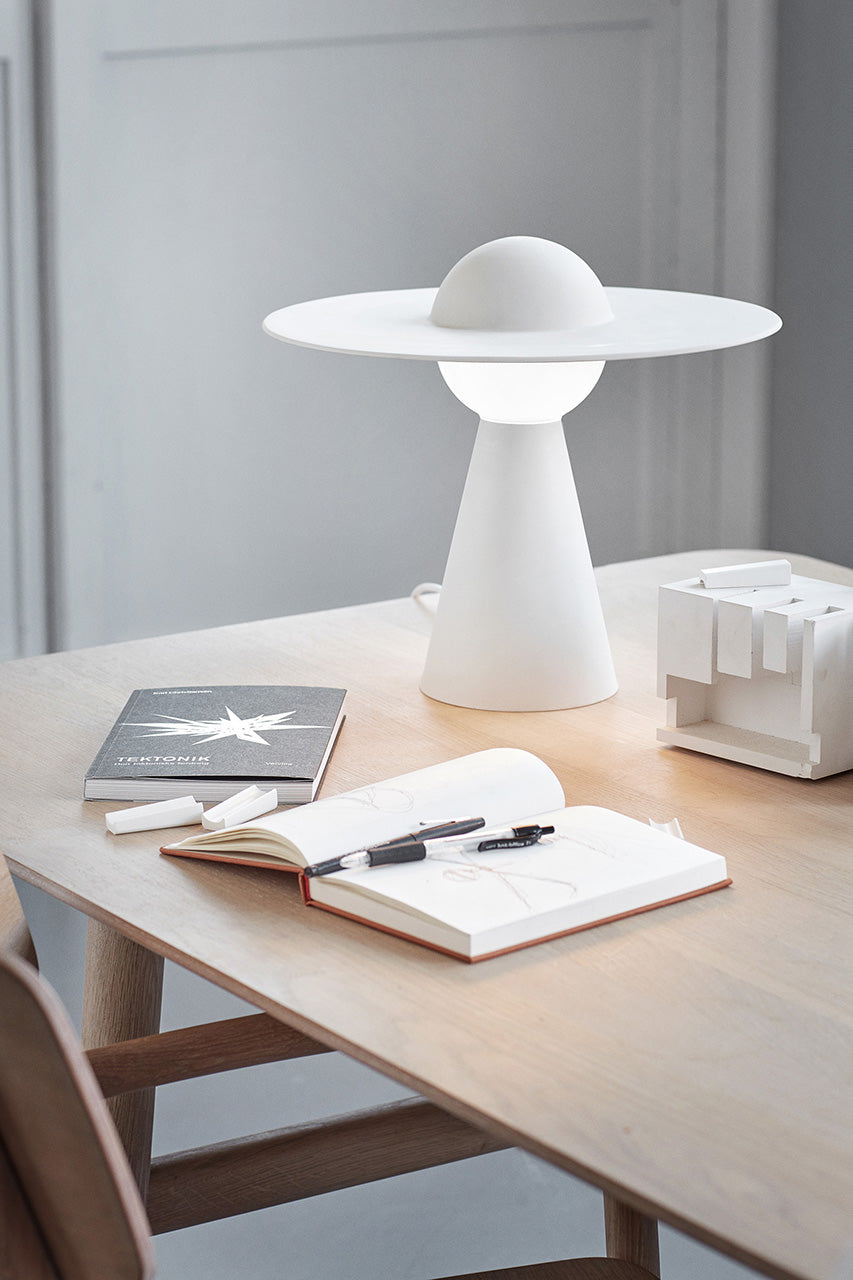 Moebe ceramic table lamp op tafel naast boeken