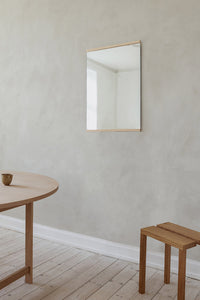 Moebe rectangular wall mirror boven tafel en stoel