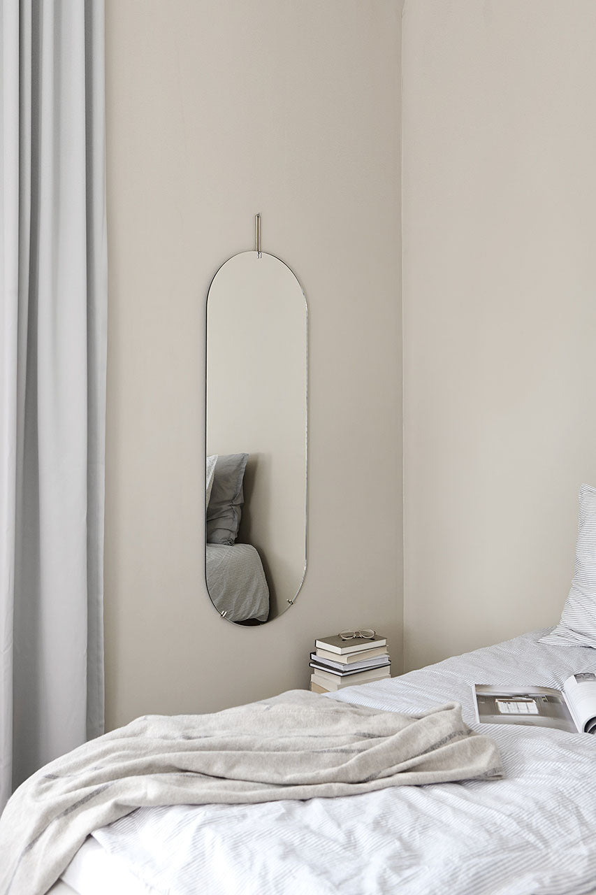 Moebe tall wall mirror aan muur in slaapkamer