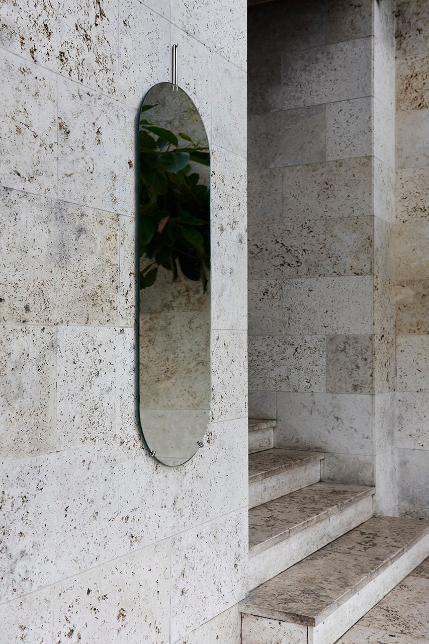 Moebe tall wall mirror aan muur naast trap