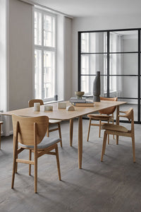 NORR11 Elephant dining chairs aan tafel