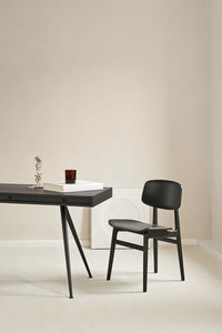 NORR11 NY dining chair aan tafel