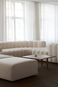 NORR11 Studio sofa off white in woonkamer met salontafel