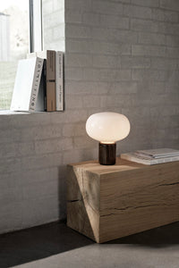 New Works Karl-Johan tafellamp op tafel met boeken