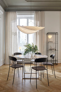 New Works Tense Pendant hangende lamp boven eettafel en eetkamerstoelen