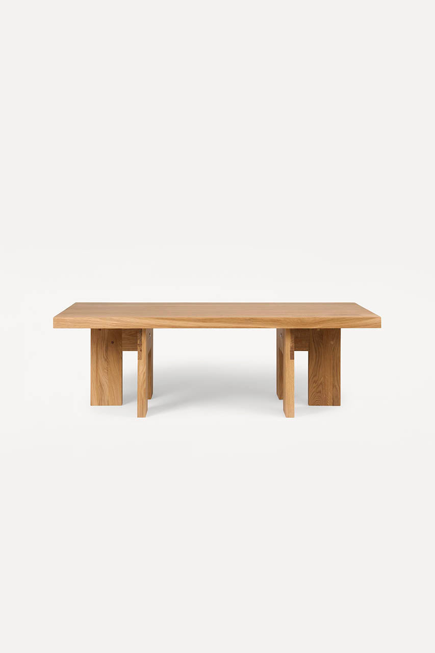 Productfoto zijnkant Frama Farmhouse tafel met witte achtergrond