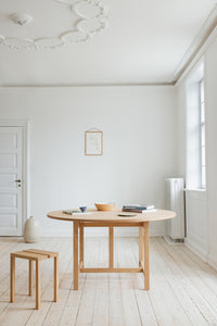 Ronde Moebe tafel met Peg stoel erbij in Scandinavische kamer