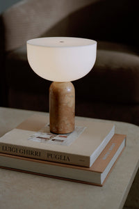 Kizu portable lamp op salontafel met boeken
